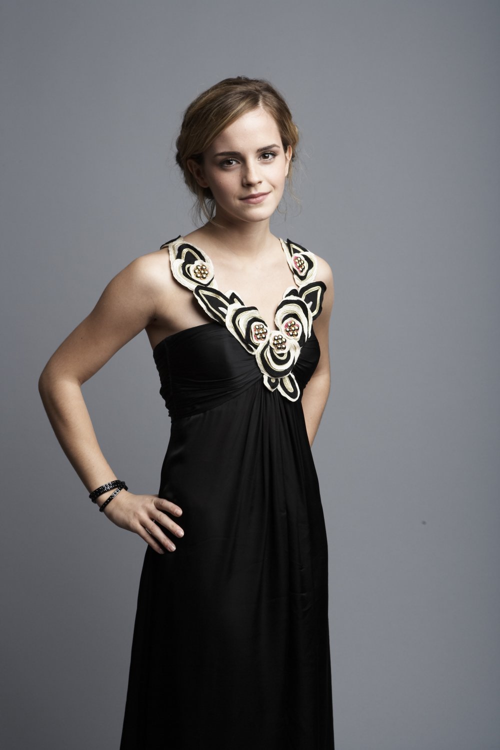 cbveBwny Emma Watson Black Dress 11.jpg